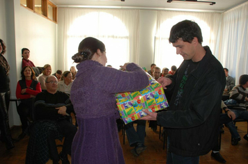 Foto - PAIS FORAM HOMENAGEADOS