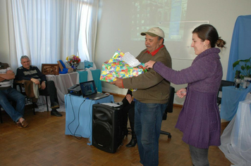 Foto - PAIS FORAM HOMENAGEADOS