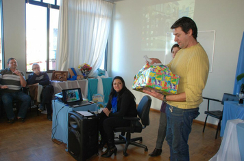 Foto - PAIS FORAM HOMENAGEADOS