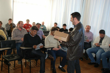 Foto - PAIS FORAM HOMENAGEADOS