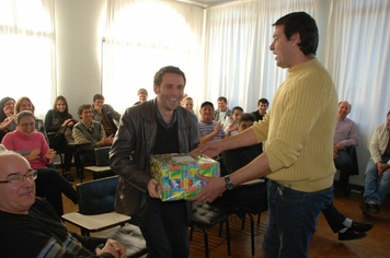 Foto - PAIS FORAM HOMENAGEADOS