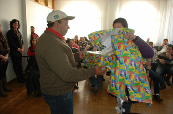 Foto - PAIS FORAM HOMENAGEADOS