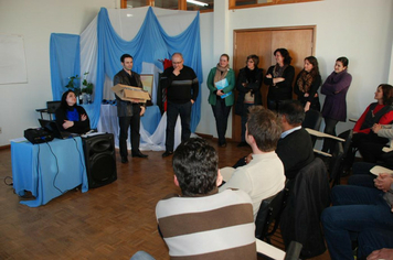 Foto - PAIS FORAM HOMENAGEADOS