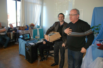 Foto - PAIS FORAM HOMENAGEADOS