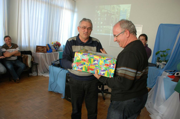 Foto - PAIS FORAM HOMENAGEADOS