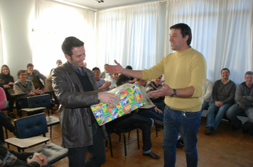 Foto - PAIS FORAM HOMENAGEADOS