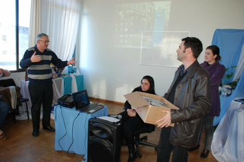 Foto - PAIS FORAM HOMENAGEADOS