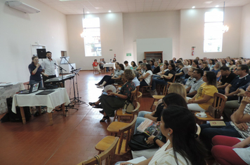 Foto - Palestra, Conhecimentos práticos da BNCC por meio da música abre Ano Letivo
