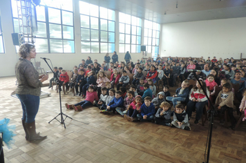 Foto - Parceria entre Administração Municipal e Sesc leva conhecimento aos alunos da rede pública