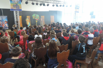 Foto - Parceria entre Administração Municipal e Sesc leva conhecimento aos alunos da rede pública