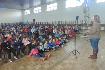 Foto - Parceria entre Administração Municipal e Sesc leva conhecimento aos alunos da rede pública