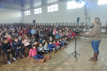 Foto - Parceria entre Administração Municipal e Sesc leva conhecimento aos alunos da rede pública