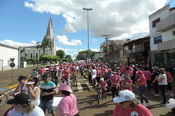Foto - Passeio ciclístico do outubro rosa supera expectativas