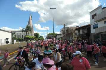 Foto - Passeio ciclístico do outubro rosa supera expectativas