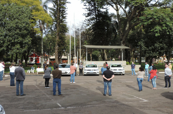 Foto - Prefeito entrega veículos novos para Educação e Assistência Social