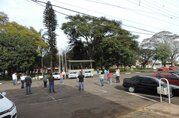 Foto - Prefeito entrega veículos novos para Educação e Assistência Social