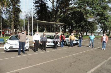 Foto - Prefeito entrega veículos novos para Educação e Assistência Social