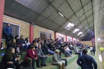 Foto - Prefeito prestigia 1ª rodada do interbairros de futsal realizada no domingo