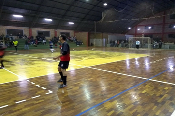 Foto - Prefeito prestigia 1ª rodada do interbairros de futsal realizada no domingo