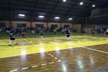 Foto - Prefeito prestigia 1ª rodada do interbairros de futsal realizada no domingo