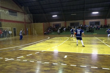 Foto - Prefeito prestigia 1ª rodada do interbairros de futsal realizada no domingo