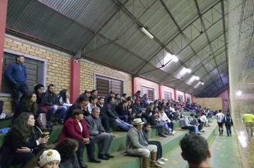 Foto - Prefeito prestigia 1ª rodada do interbairros de futsal realizada no domingo