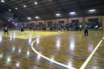 Foto - Prefeito prestigia 1ª rodada do interbairros de futsal realizada no domingo