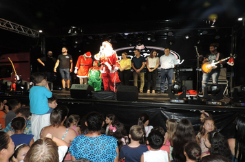 Foto - Show e fogos de artificio para marcar a chegada do Papai Noel