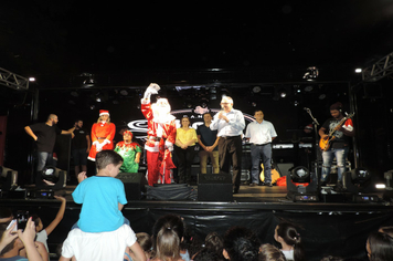 Foto - Show e fogos de artificio para marcar a chegada do Papai Noel