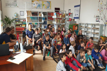 Foto - SMS entrega kits para alunos das escolas com orientações sobre alimentação saudável