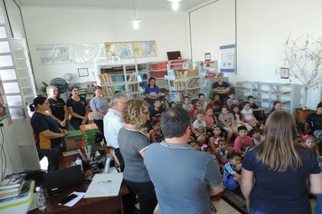 Foto - SMS entrega kits para alunos das escolas com orientações sobre alimentação saudável