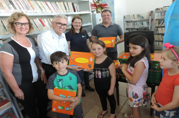Foto - SMS entrega kits para alunos das escolas com orientações sobre alimentação saudável