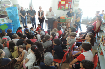 Foto - SMS entrega kits para alunos das escolas com orientações sobre alimentação saudável