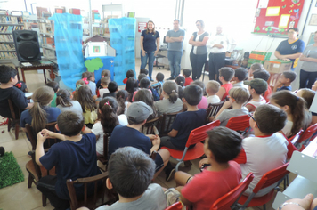 Foto - SMS entrega kits para alunos das escolas com orientações sobre alimentação saudável