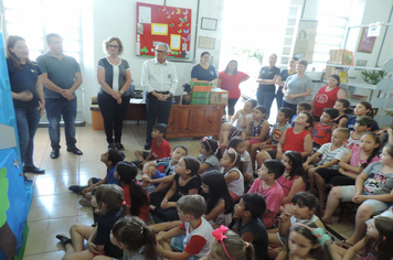 Foto - SMS entrega kits para alunos das escolas com orientações sobre alimentação saudável