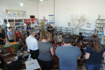 Foto - SMS entrega kits para alunos das escolas com orientações sobre alimentação saudável