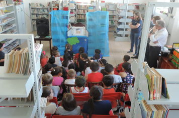 Foto - SMS entrega kits para alunos das escolas com orientações sobre alimentação saudável