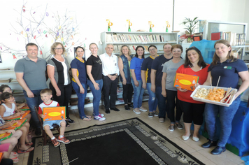 Foto - SMS entrega kits para alunos das escolas com orientações sobre alimentação saudável