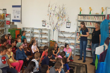 Foto - SMS entrega kits para alunos das escolas com orientações sobre alimentação saudável