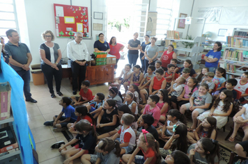 Foto - SMS entrega kits para alunos das escolas com orientações sobre alimentação saudável