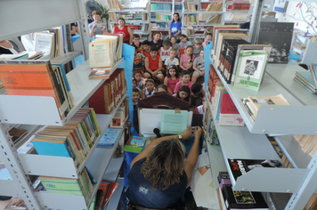 Foto - SMS entrega kits para alunos das escolas com orientações sobre alimentação saudável