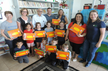 Foto - SMS entrega kits para alunos das escolas com orientações sobre alimentação saudável