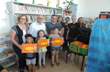 Foto - SMS entrega kits para alunos das escolas com orientações sobre alimentação saudável