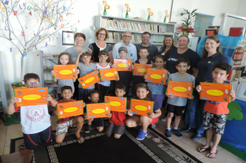 Foto - SMS entrega kits para alunos das escolas com orientações sobre alimentação saudável