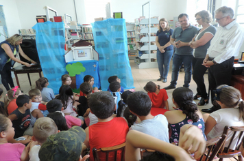 Foto - SMS entrega kits para alunos das escolas com orientações sobre alimentação saudável