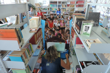 Foto - SMS entrega kits para alunos das escolas com orientações sobre alimentação saudável