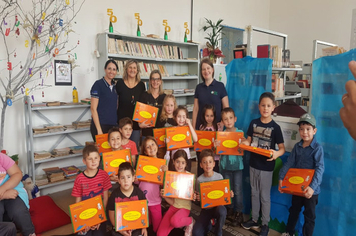 Foto - SMS entrega kits para alunos das escolas com orientações sobre alimentação saudável