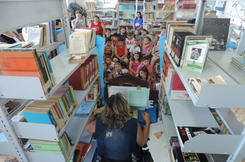 Foto - SMS entrega kits para alunos das escolas com orientações sobre alimentação saudável