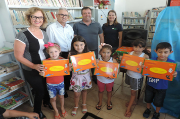 Foto - SMS entrega kits para alunos das escolas com orientações sobre alimentação saudável