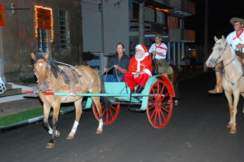 Foto - TEATRO E CHEGADA DO PAPAI NOEL